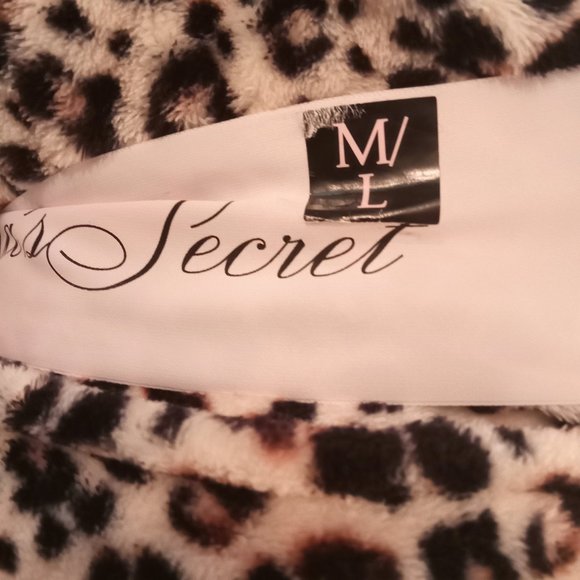 NWT Victoria's Secret Plush Cozy Robe, Shawl Collar, Tie Waist, Pockets - Picture 6 of 16